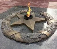 Бронзовый венок со звездой вечного огня в Брянске (518550)